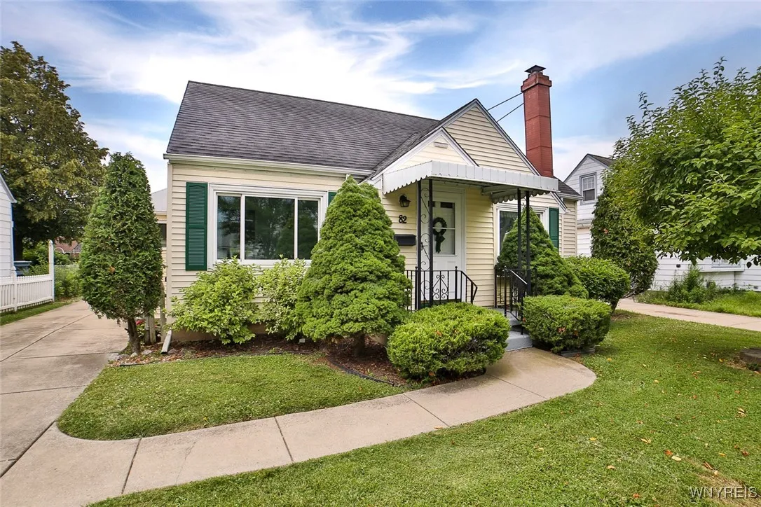 The location is great! Resting on a pretty street that is just minutes to every convenience.