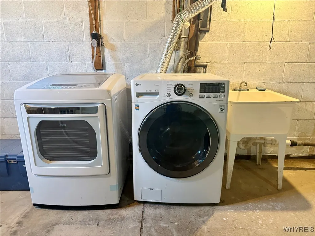 Washer/dryer stay