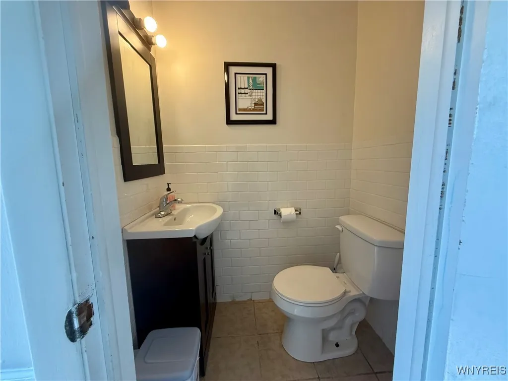 Half bath off family room/foyer