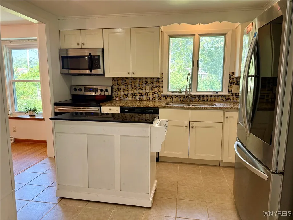 Kitchen with granite counters & movable island
