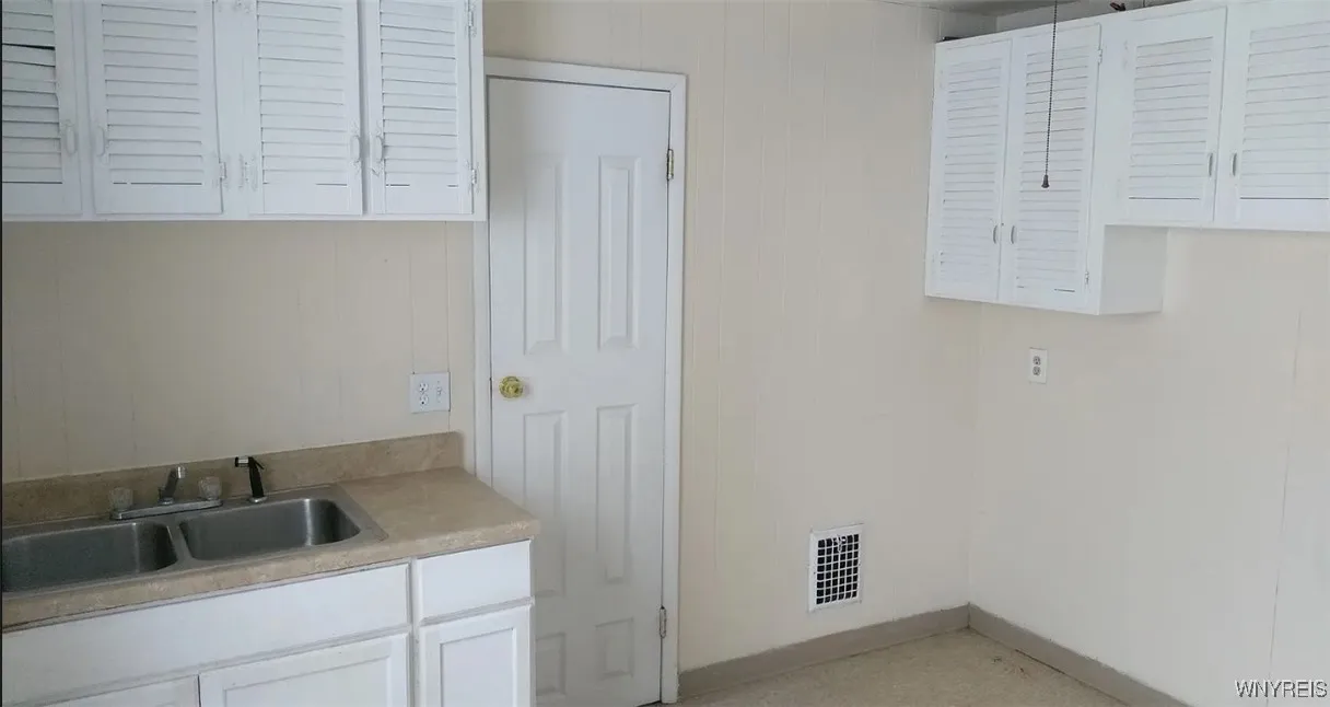 1113 Whitney Avenue, Niagara Falls, New York 14301, Niagara Falls, New York 14301, 7 Bedrooms Bedrooms, ,3 BathroomsBathrooms,Residential,For Sale,1113 Whitney Avenue, Niagara Falls, New York 14301,B1622044