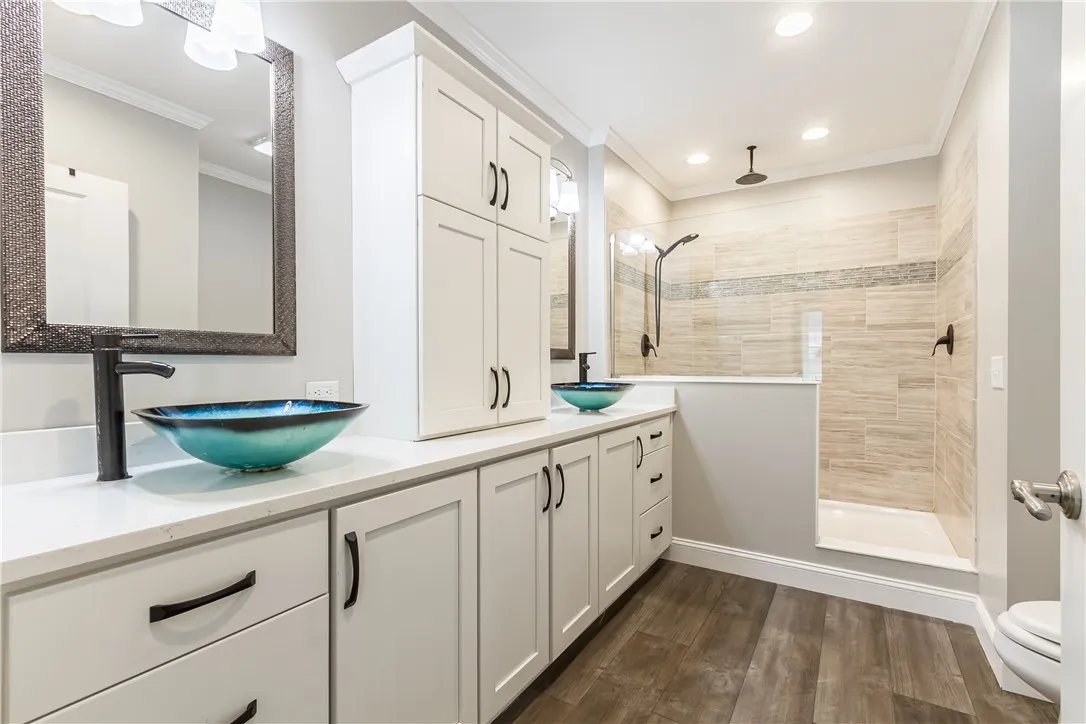 PRIVATE PRIMARY SUITE WITH A WALK IN CLOSET & A BEAUTIFUL BATH