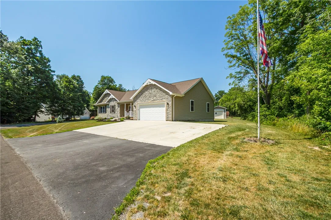 SPECTACULAR & NEWER BUILT 