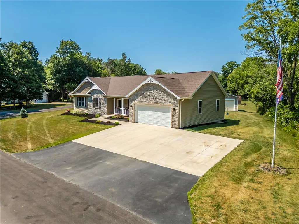 SPECTACULAR & NEWER BUILT 