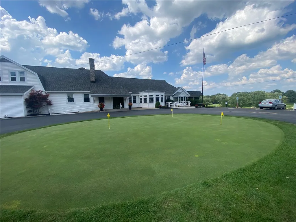 NEARBY LOCKPORT TOWN AND COUNTRY CLUB