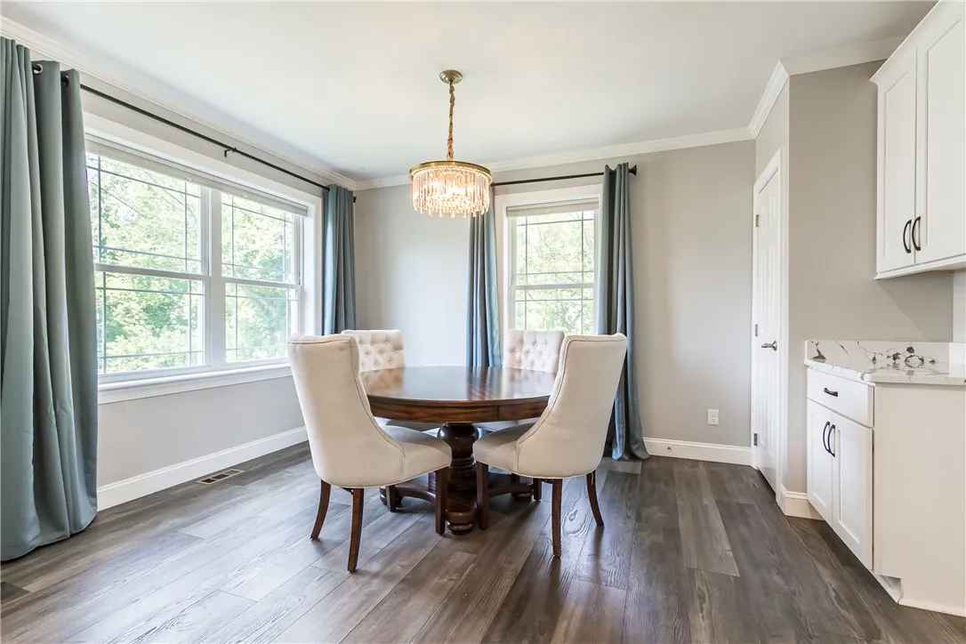SPACIOUS DINING AREA