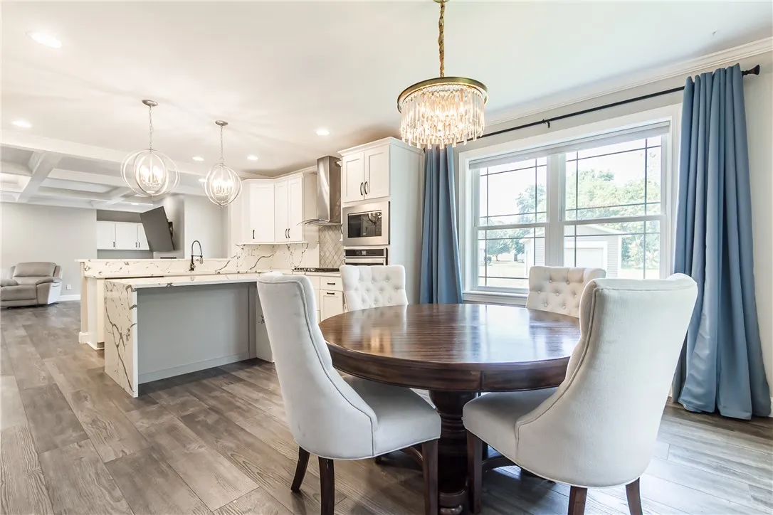 SPACIOUS DINING AREA