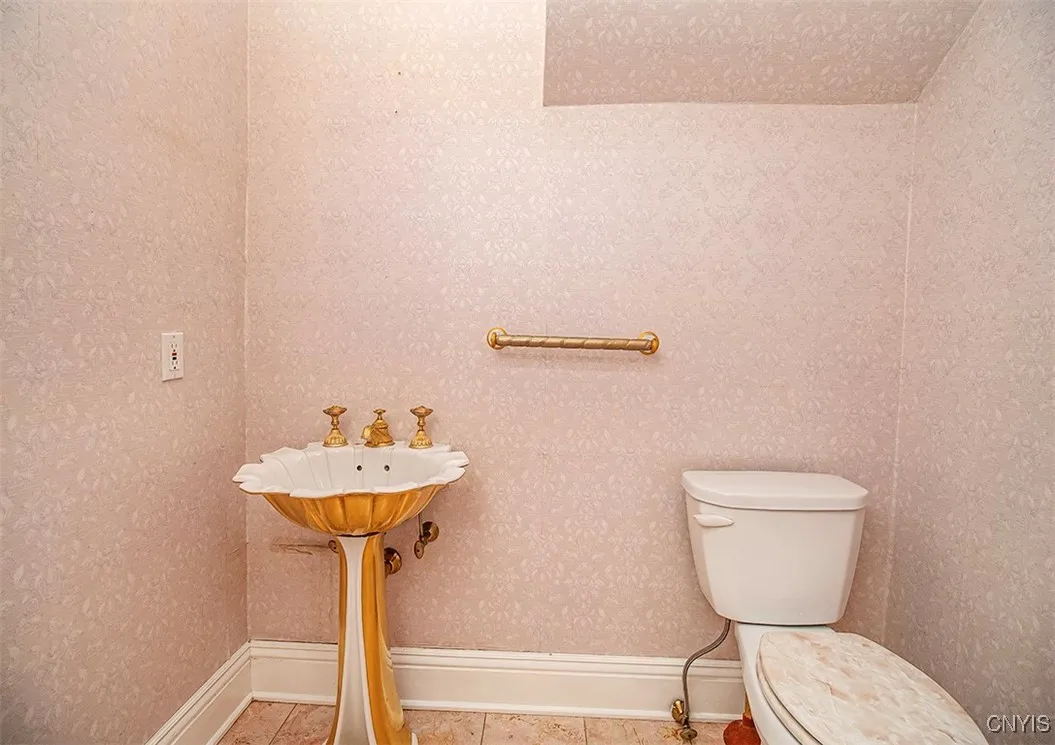 210 Sedgwick Drive, Syracuse, New York 13203, Syracuse, New York 13203, 5 Bedrooms Bedrooms, 9 Rooms Rooms,3 BathroomsBathrooms,Residential,For Sale,210 Sedgwick Drive, Syracuse, New York 13203,S1622201