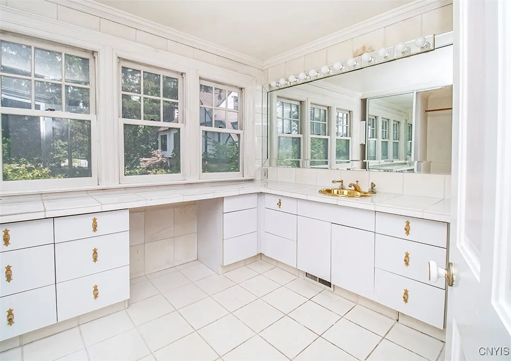 210 Sedgwick Drive, Syracuse, New York 13203, Syracuse, New York 13203, 5 Bedrooms Bedrooms, 9 Rooms Rooms,3 BathroomsBathrooms,Residential,For Sale,210 Sedgwick Drive, Syracuse, New York 13203,S1622201