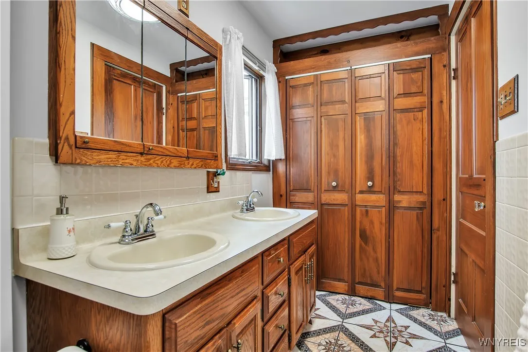Full bath on 1st floor