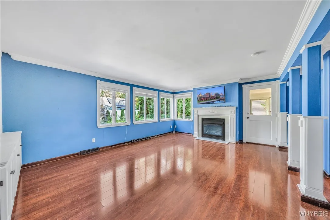 Family room has a gas Fireplace