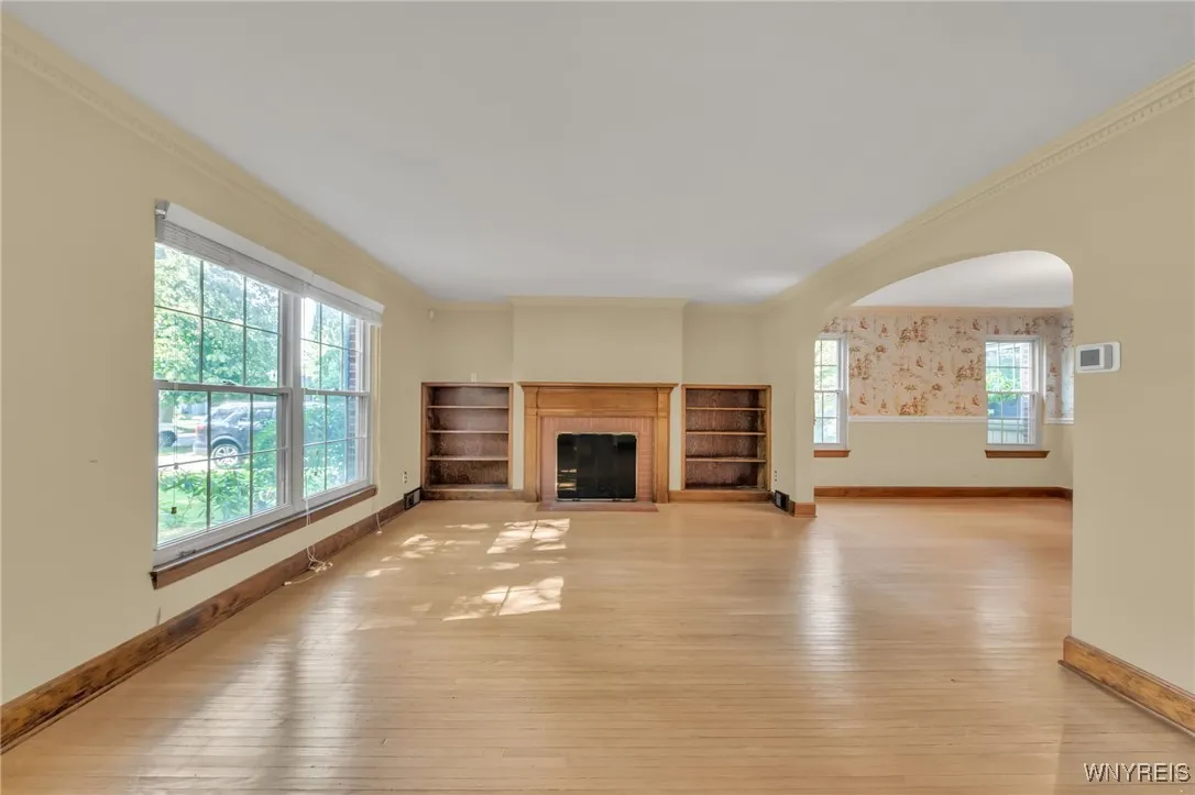 Built in Bookshelves and plenty of light
