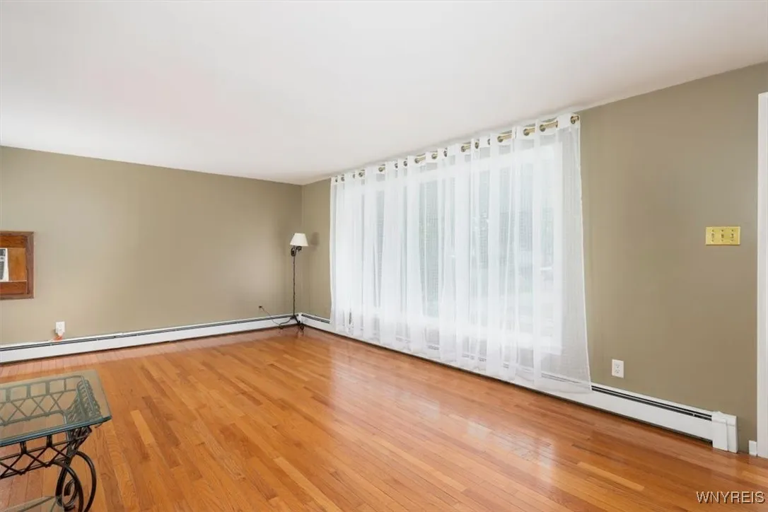 39 Halwill Drive, Amherst, New York 14226, Amherst, New York 14226, 3 Bedrooms Bedrooms, 6 Rooms Rooms,1 BathroomBathrooms,Residential Lease,For Rent,39 Halwill Drive, Amherst, New York 14226,B1623008