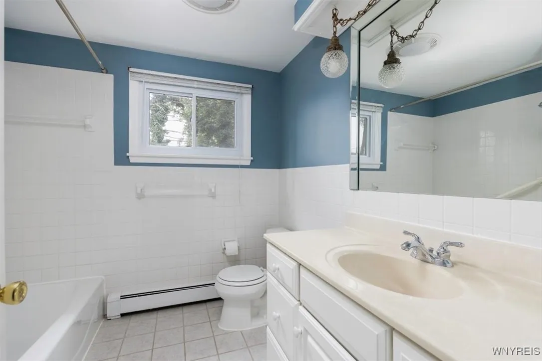 39 Halwill Drive, Amherst, New York 14226, Amherst, New York 14226, 3 Bedrooms Bedrooms, 6 Rooms Rooms,1 BathroomBathrooms,Residential Lease,For Rent,39 Halwill Drive, Amherst, New York 14226,B1623008