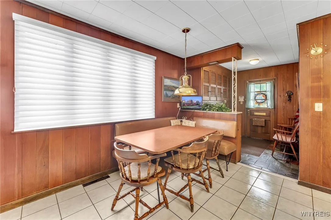 Eat-in kitchen