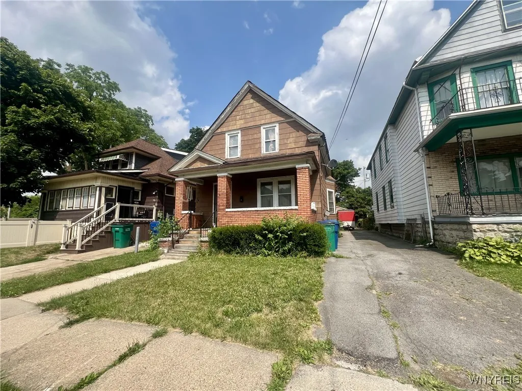 31 Worcester Place, Buffalo, New York 14215, Buffalo, New York 14215, 5 Bedrooms Bedrooms, 9 Rooms Rooms,1 BathroomBathrooms,Residential,For Sale,31 Worcester Place, Buffalo, New York 14215,B1623094