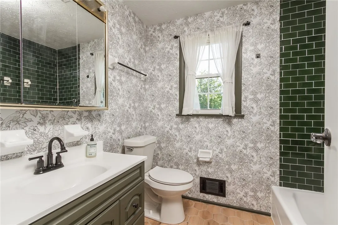 Upstairs full bath