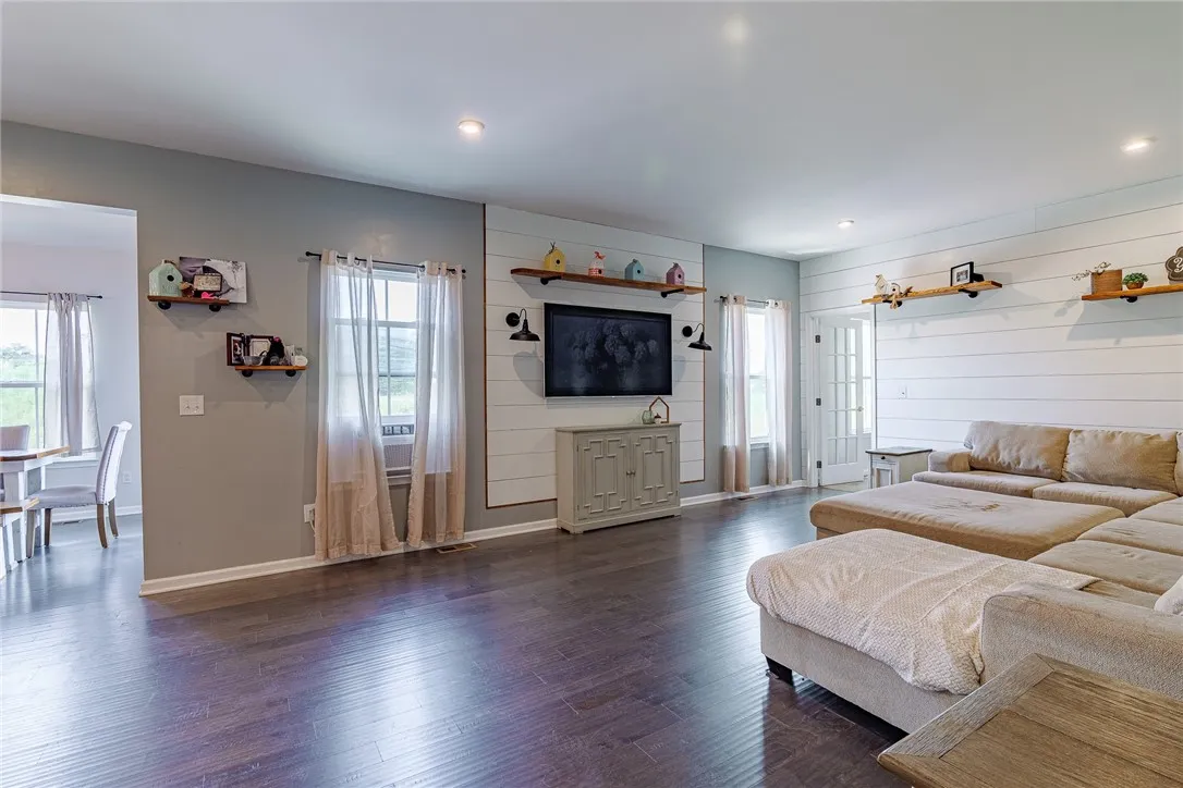 1086 Harlowe Lane, Farmington, New York 14425, Farmington, New York 14425, 5 Bedrooms Bedrooms, 16 Rooms Rooms,2 BathroomsBathrooms,Residential,For Sale,1086 Harlowe Lane, Farmington, New York 14425,R1622747
