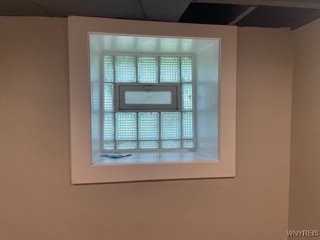 Vented Glass block wiondow