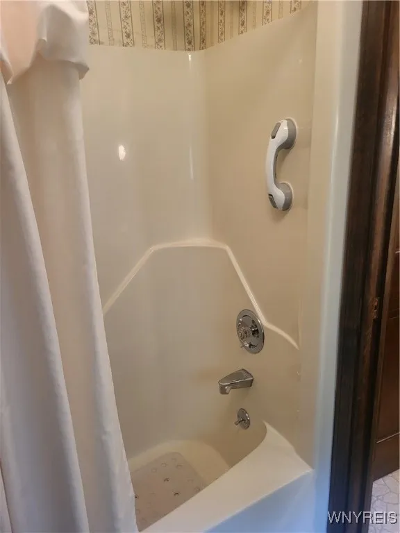 8185 Clarherst Drive, Clarence, New York 14051, Clarence, New York 14051, 3 Bedrooms Bedrooms, 8 Rooms Rooms,1 BathroomBathrooms,Residential,For Sale,8185 Clarherst Drive, Clarence, New York 14051,B1622587