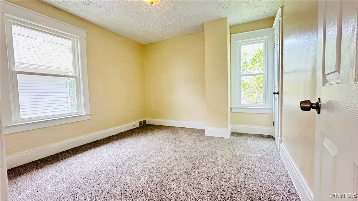 2960 Mckoon Avenue, Niagara Falls, New York 14305, Niagara Falls, New York 14305, 3 Bedrooms Bedrooms, 6 Rooms Rooms,1 BathroomBathrooms,Residential,For Sale,2960 Mckoon Avenue, Niagara Falls, New York 14305,0,B1623114