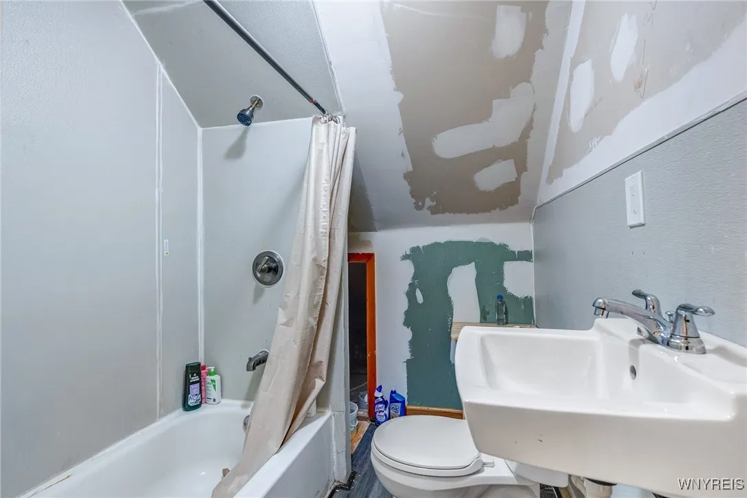 2527 Genesee Street, Cheektowaga, New York 14225, Cheektowaga, New York 14225, 6 Bedrooms Bedrooms, 10 Rooms Rooms,2 BathroomsBathrooms,Residential,For Sale,2527 Genesee Street, Cheektowaga, New York 14225,B1623209