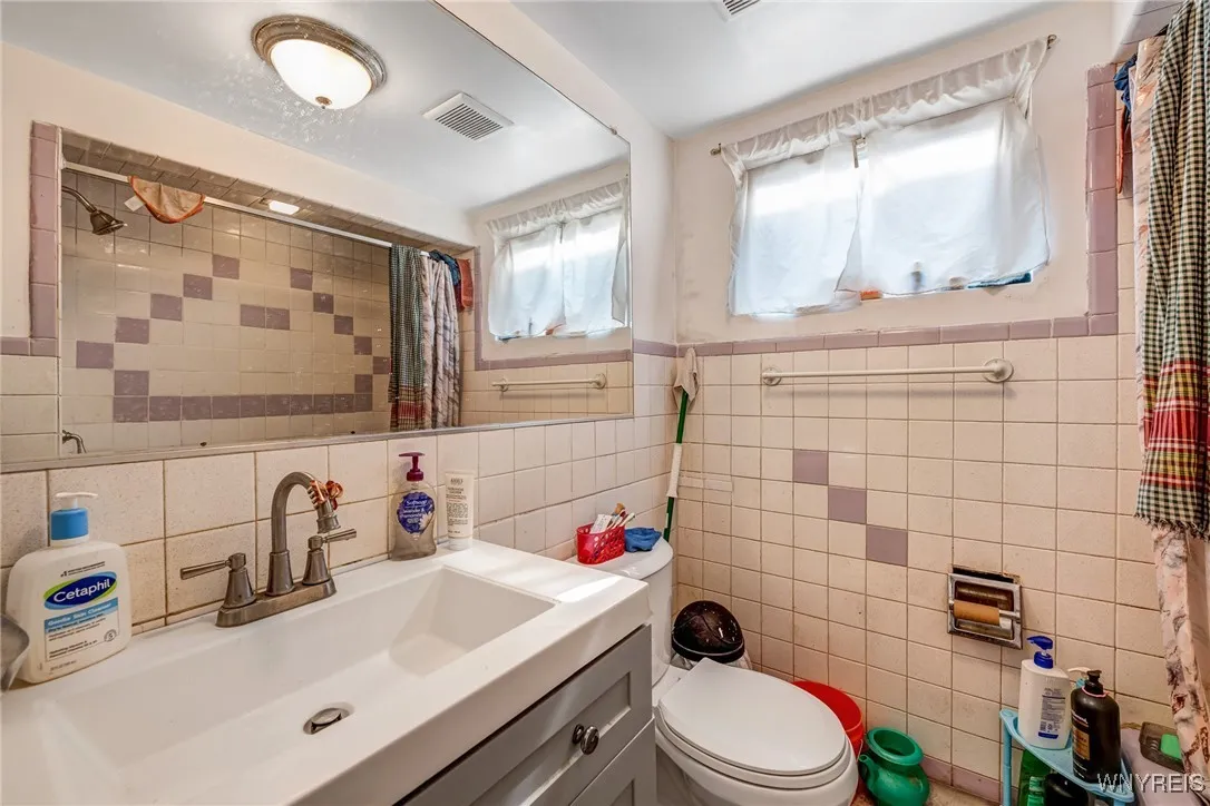 2527 Genesee Street, Cheektowaga, New York 14225, Cheektowaga, New York 14225, 6 Bedrooms Bedrooms, 10 Rooms Rooms,2 BathroomsBathrooms,Residential,For Sale,2527 Genesee Street, Cheektowaga, New York 14225,B1623209