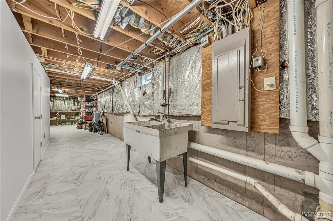 8325 Ziblut Court, Niagara, New York 14304, Niagara, New York 14304, 3 Bedrooms Bedrooms, 12 Rooms Rooms,3 BathroomsBathrooms,Residential,For Sale,8325 Ziblut Court, Niagara, New York 14304,B1622601