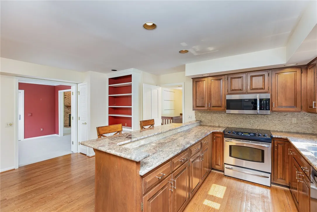 GRANITE COUNTERTOPS WITH STAINLESS APPLICANCES