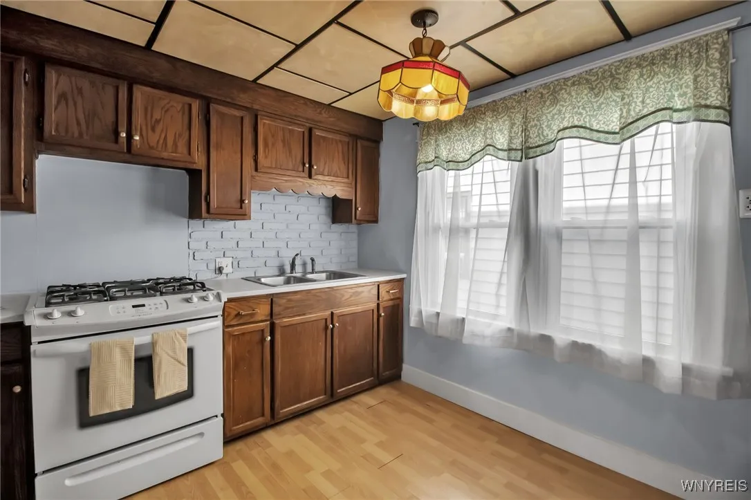 82 Rutland Street, Buffalo, New York 14220, Buffalo, New York 14220, 6 Bedrooms Bedrooms, ,2 BathroomsBathrooms,Residential,For Sale,82 Rutland Street, Buffalo, New York 14220,B1623015
