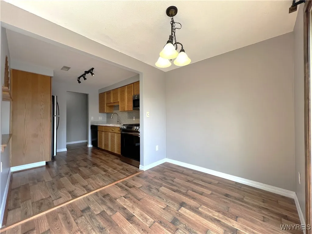 10 Cambridge E, Amherst, New York 14221, Amherst, New York 14221, 2 Bedrooms Bedrooms, 6 Rooms Rooms,1 BathroomBathrooms,Residential,For Sale,10 Cambridge E, Amherst, New York 14221,B1623267