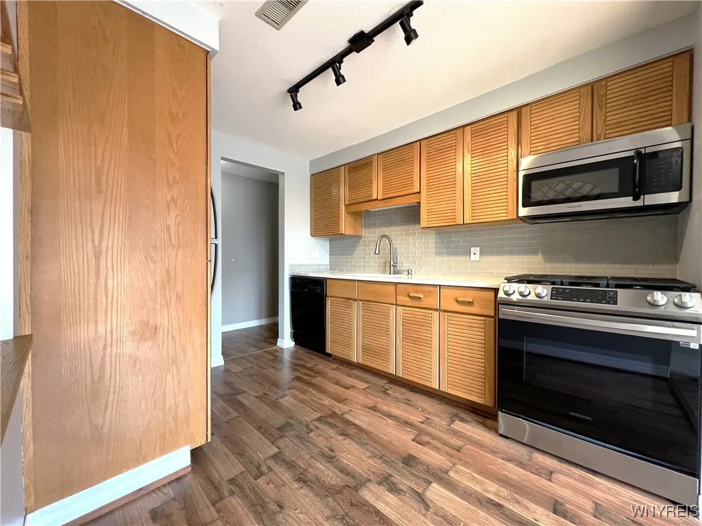 10 Cambridge E, Amherst, New York 14221, Amherst, New York 14221, 2 Bedrooms Bedrooms, 6 Rooms Rooms,1 BathroomBathrooms,Residential,For Sale,10 Cambridge E, Amherst, New York 14221,B1623267