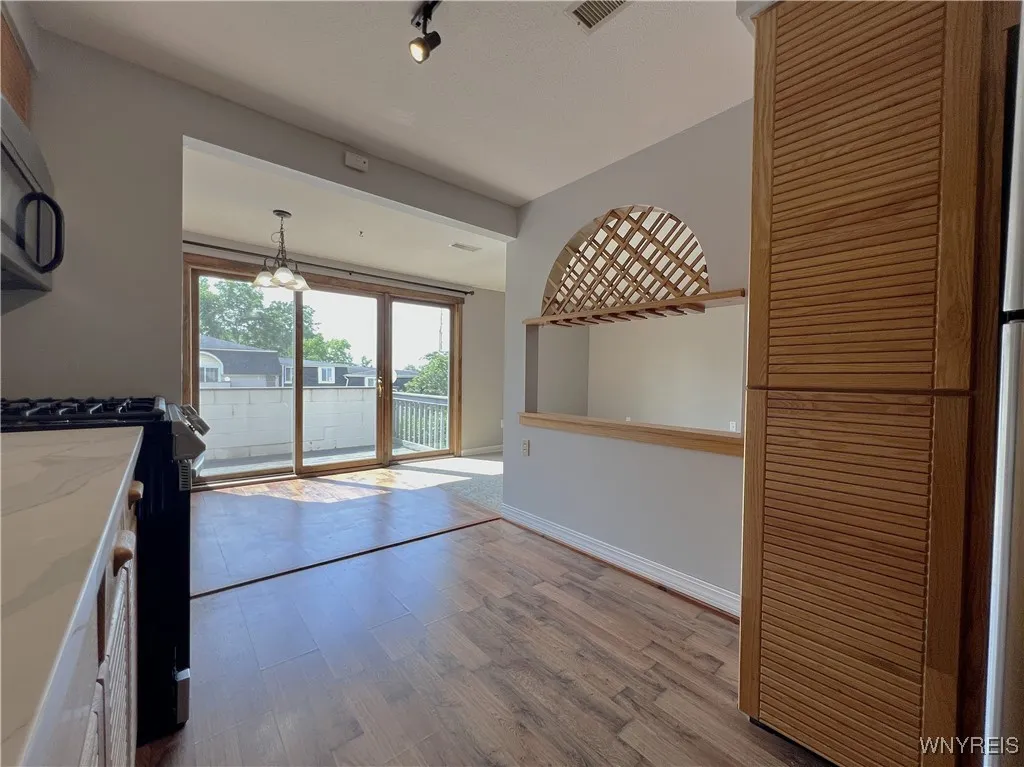 10 Cambridge E, Amherst, New York 14221, Amherst, New York 14221, 2 Bedrooms Bedrooms, 6 Rooms Rooms,1 BathroomBathrooms,Residential,For Sale,10 Cambridge E, Amherst, New York 14221,B1623267