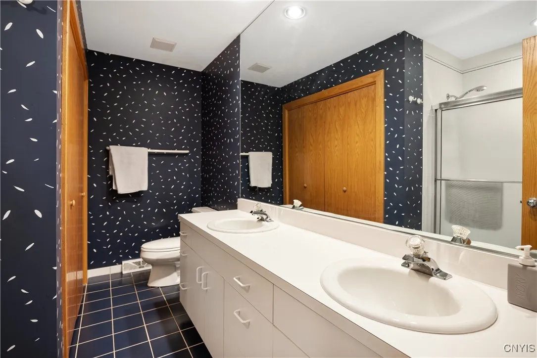 Full bath upstairs