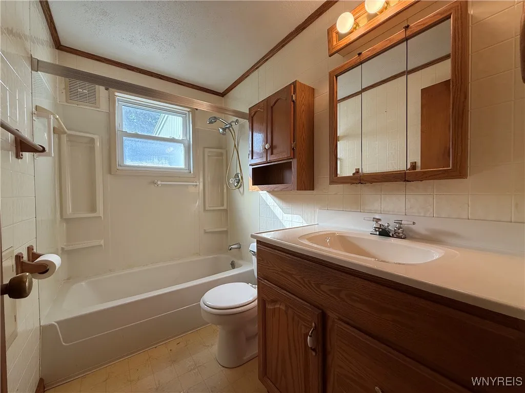 365 Linwood Avenue, North Tonawanda, New York 1412, North Tonawanda, New York 14120, 4 Bedrooms Bedrooms, 9 Rooms Rooms,1 BathroomBathrooms,Residential,For Sale,365 Linwood Avenue, North Tonawanda, New York 1412,B1623058