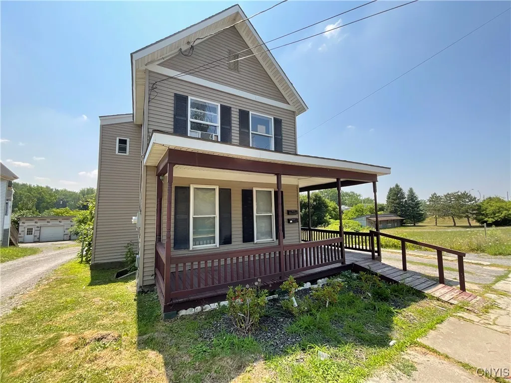 377 West Main Street, Watertown City, New York 136, Watertown City, New York 13601, 3 Bedrooms Bedrooms, 6 Rooms Rooms,1 BathroomBathrooms,Residential Lease,For Rent,377 West Main Street, Watertown City, New York 136,S1623313
