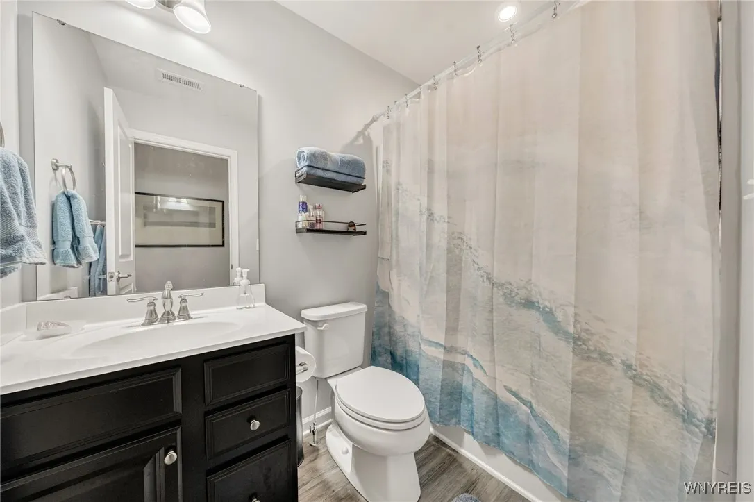 2nd Floor Full Bath (2)