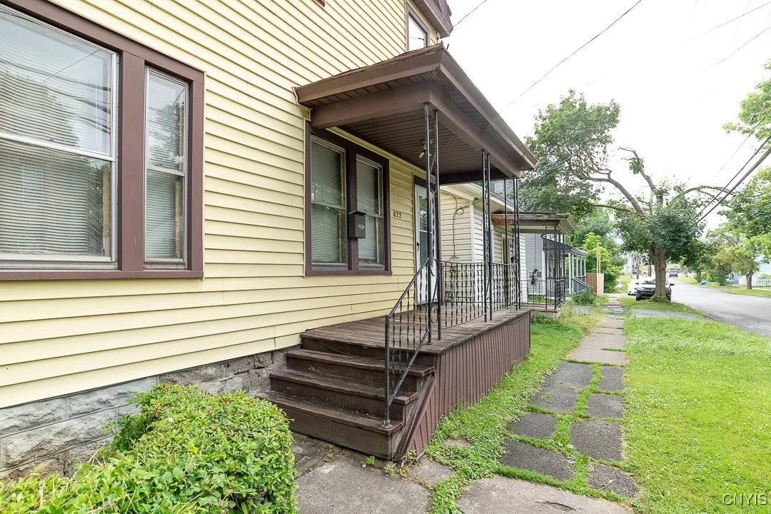 Covererd Front Porch With Storm Door