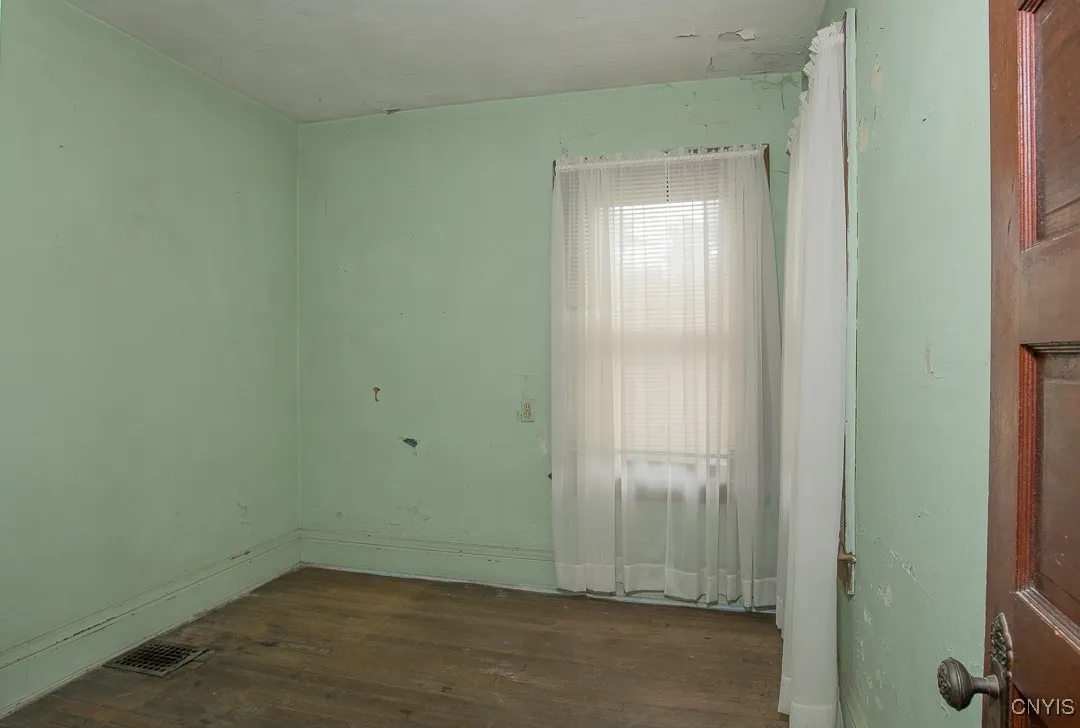 Bedroom 4 wasn't used only needs Paint
