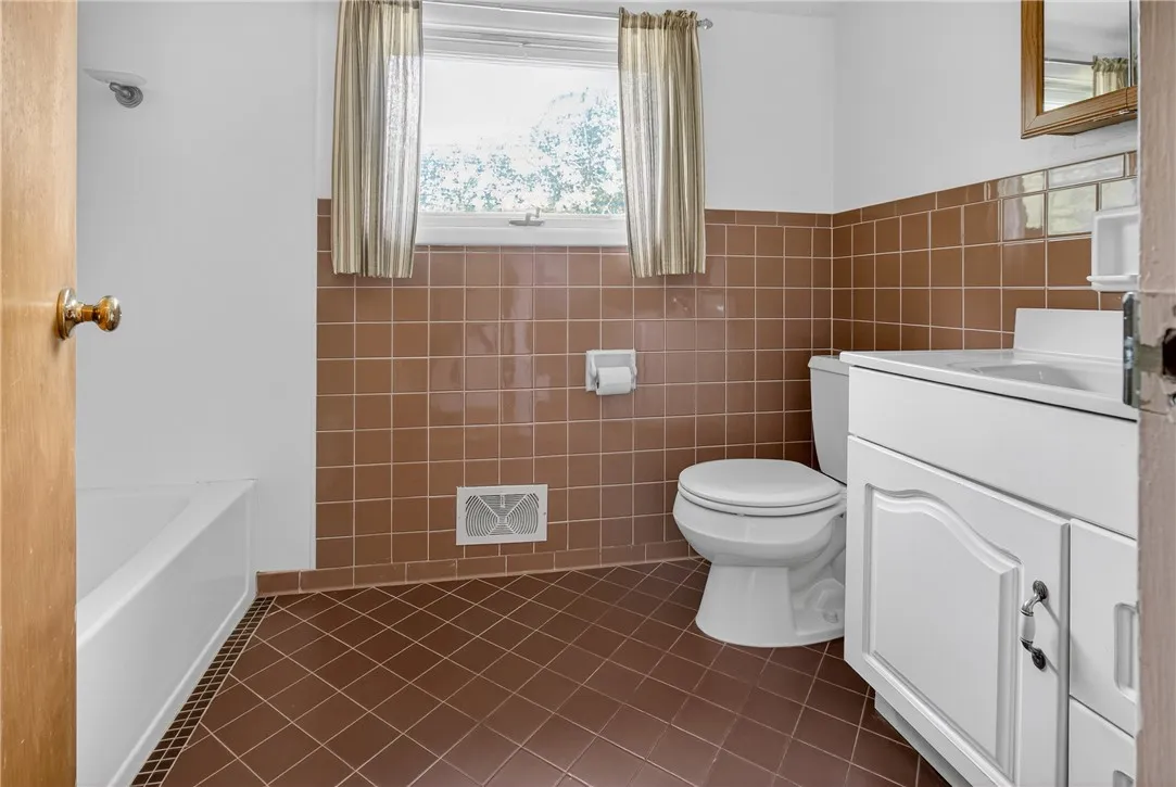 UPSTAIRS FULL BATHROOM