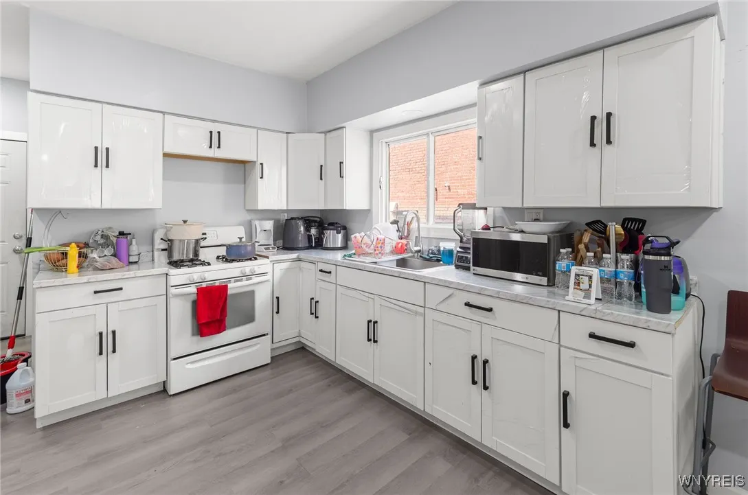 180 Rhode Island Street, Buffalo, New York 14213, Buffalo, New York 14213, 6 Bedrooms Bedrooms, ,2 BathroomsBathrooms,Residential,For Sale,180 Rhode Island Street, Buffalo, New York 14213,B1622994