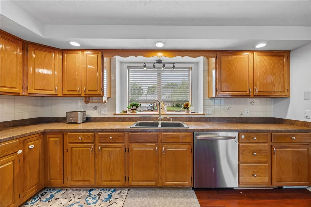 90 Sewilo Hills Drive, Irondequoit, New York 14622, Irondequoit, New York 14622, 3 Bedrooms Bedrooms, 7 Rooms Rooms,2 BathroomsBathrooms,Residential,For Sale,90 Sewilo Hills Drive, Irondequoit, New York 14622,R1618006