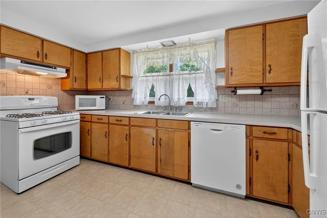 Eat-in kitchen with newer appliances
