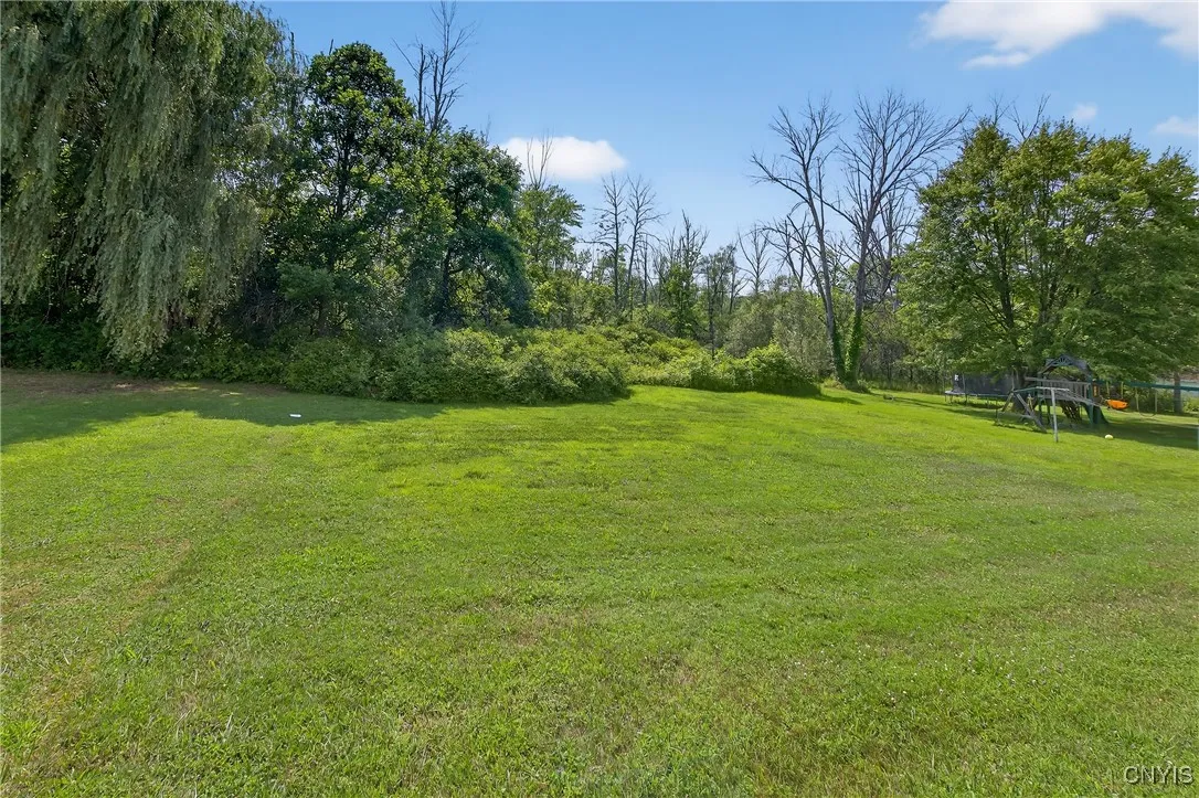 Large backyard - build your own oasis!