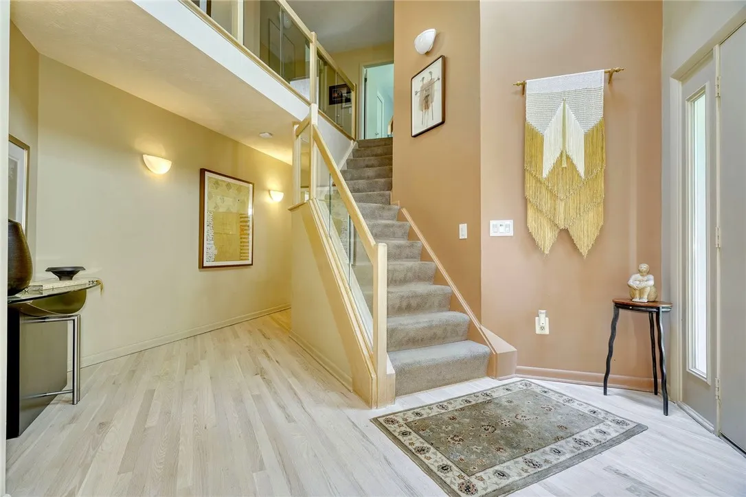 Dramatic 2 story foyer