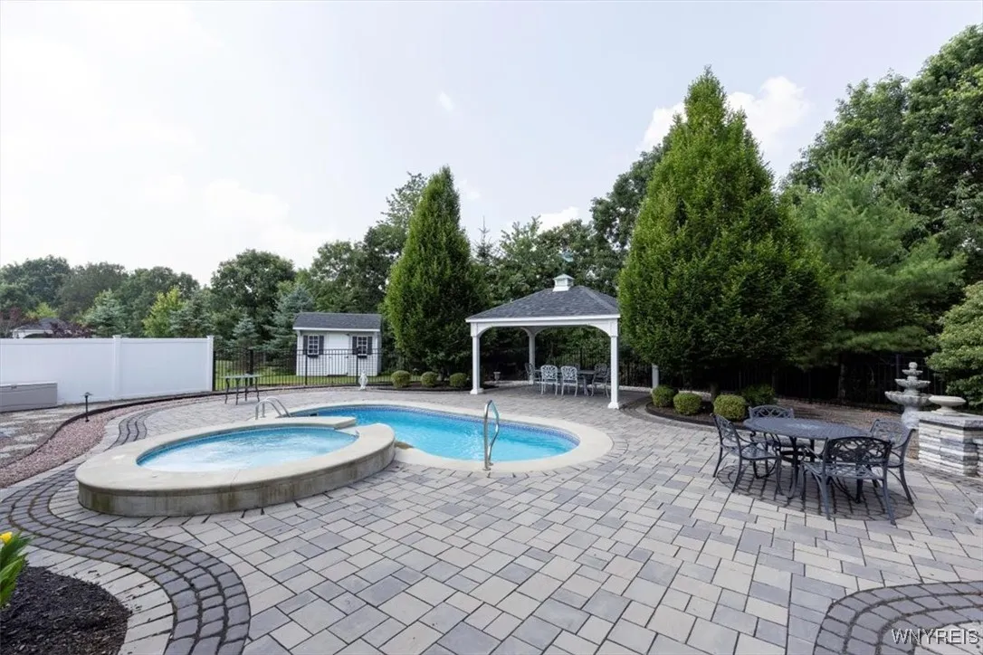 4550 West Boncrest Dr W Drive, Clarence, New York, Clarence, New York 14221, 3 Bedrooms Bedrooms, 9 Rooms Rooms,2 BathroomsBathrooms,Residential,For Sale,4550 West Boncrest Dr W Drive, Clarence, New York ,B1623277