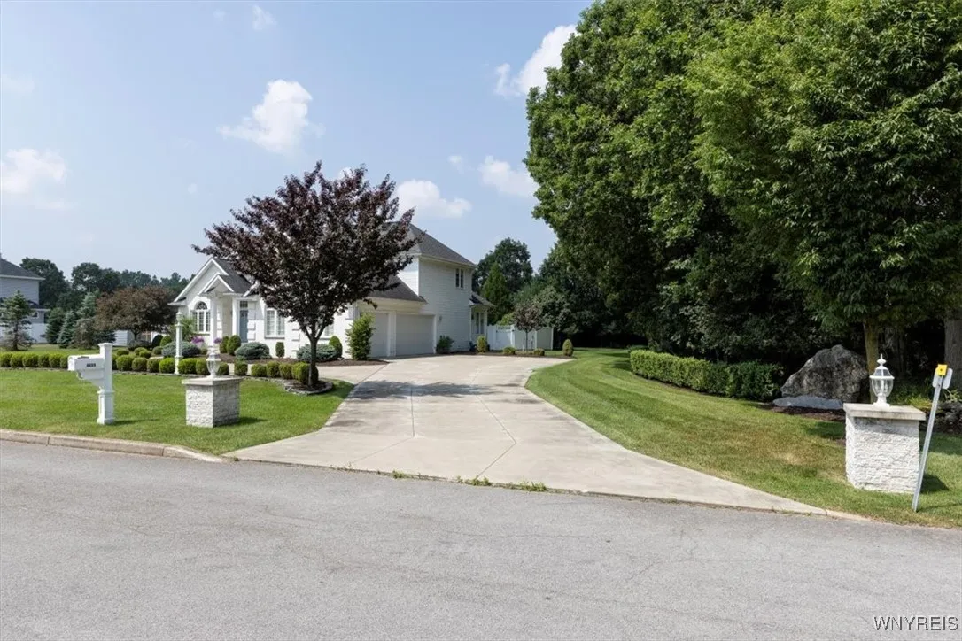 4550 West Boncrest Dr W Drive, Clarence, New York, Clarence, New York 14221, 3 Bedrooms Bedrooms, 9 Rooms Rooms,2 BathroomsBathrooms,Residential,For Sale,4550 West Boncrest Dr W Drive, Clarence, New York ,B1623277