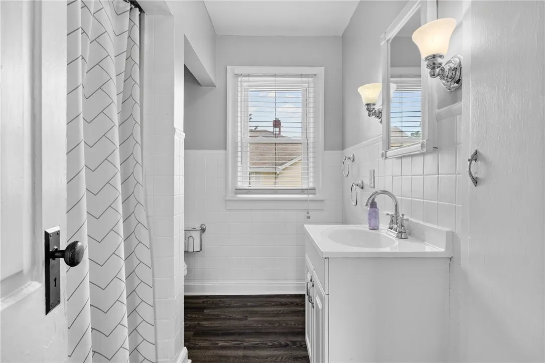 Upstairs Full Bathroom