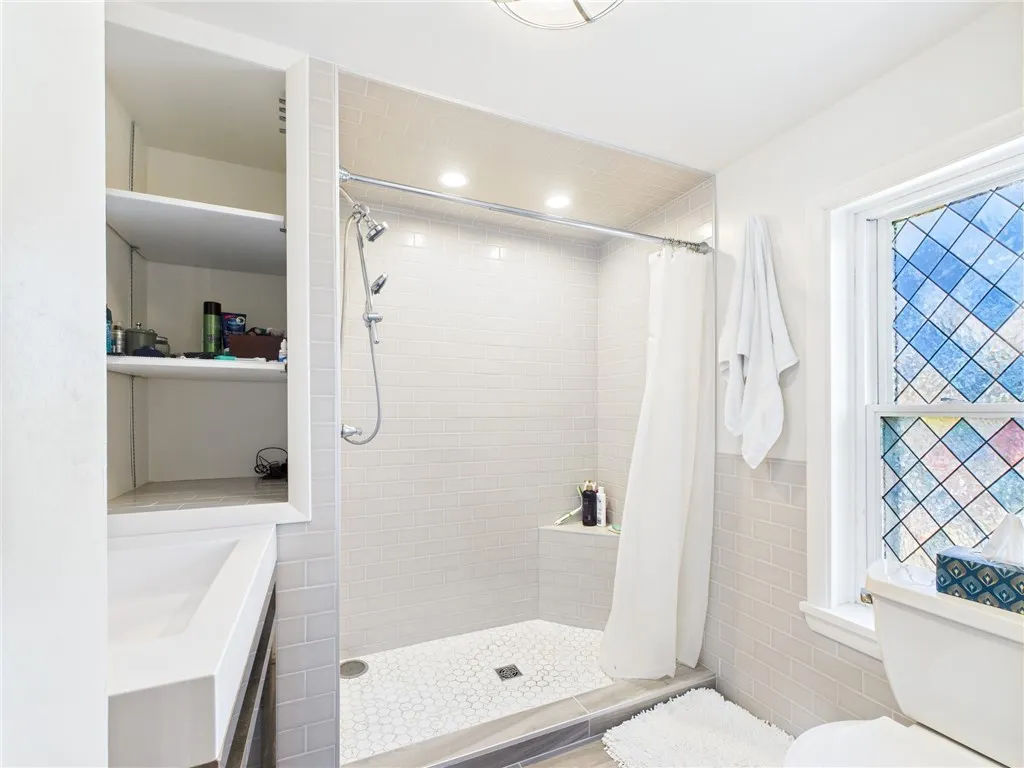 Full bath-3rd floor