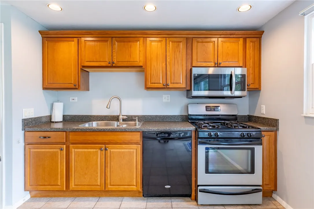 3382 Pennyroyal Court, Walworth, New York 14568, Walworth, New York 14568, 3 Bedrooms Bedrooms, 6 Rooms Rooms,1 BathroomBathrooms,Residential,For Sale,3382 Pennyroyal Court, Walworth, New York 14568,R1623122